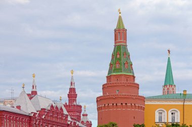 Corner Arsenal Tower (ayrıca Büyük Cephanelik, Sobakina) Moskova Kremlin 'in en kuzey ve en büyük kulesidir. 1492 yılında İtalyan mimar Pietro Antonio Solari tarafından inşa edilmiştir..