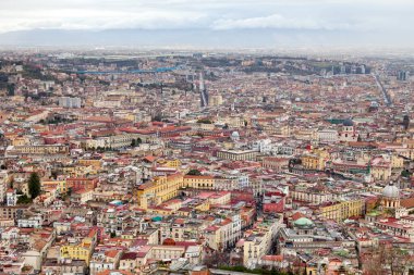 İtalya 'daki sayısız kilise kubbesiyle Napoli' nin havadan görünüşü. Santissima Trinit dei Pellegrini, Bazilika dello Spirito Santo, Santa Maria Maggiore della Pietrasanta...).