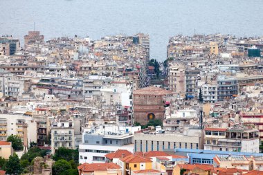 Yunanistan 'ın kuzeyindeki Orta Makedonya bölgesinde Rotunda ve Selanik' in Beyaz Kulesi 'nin hava manzarası.