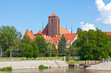 St. Virgin Mary Katolik Kilisesi, Polonya 'nın Wroclaw kentinde restore edilmiş 14. yüzyıl Katolik kilisesidir..