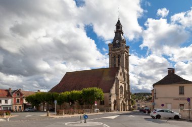 Viarmes, Fransa - Ekim 04: 2020 Saint-Pierre-Saint-Paul Kilisesi belediye binası yakınlarındaki şehir merkezinde yer alan bir Katolik kilisesidir..