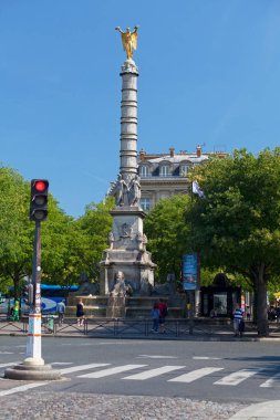 Paris, Fransa - 07 Temmuz 2017: The Fontaine du Palmier (1806-1808) veya Fontaine de la Victoire, Chatelet Tiyatrosu ile Chatelet Tiyatrosu arasında yer alan anıtsal bir çeşmedir..
