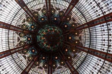 Paris, Fransa - Temmuz 07 2017: Lafayette Galerisi 'nin ana binasının içindeki kubbenin lekeli camları.