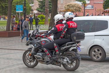 İstanbul, Türkiye - 09 Mayıs 2019: Motosikletli Polis Memurları sokakta devriye geziyor.