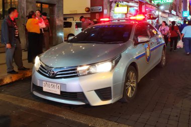 Hat Yai, Tayland - 13 Eylül 2018: Gece kalabalık bir caddede park halindeki polis arabası.