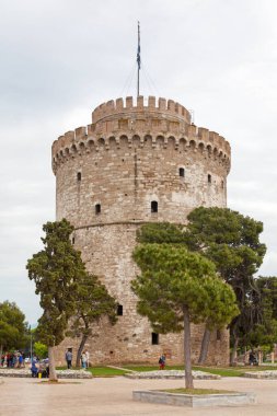 Selanik, Yunanistan - 03 Mayıs 2019: Selanik 'in Beyaz Kulesi, deniz kıyısındaki eski bir Osmanlı kalesi ve kentin tarihinin interaktif bir sergisi..