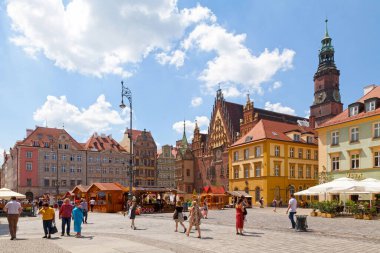 Wroclaw, Polonya - Haziran 05 2019: Eski Belediye Binası şehir Pazar Meydanı 'nın (rynek) merkezinde yer alıyor. 13. yüzyıldan beri inşa edilen Gotik belediye binası şehrin ana simgelerinden biridir..