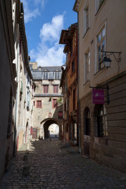 Rennes, Fransa - 30 Temmuz 2017: Rennes surlarından arta kalan bir giriş kapısı olan Porte mordelaise kapısının arkası. İlk surların oluşturulduğu üçüncü yüzyıla dayanıyor..