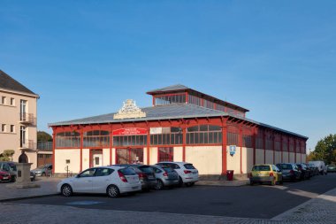 Dol-de-Bretagne, Fransa - 13 Ekim 2021: The Grain Hall (Fransızca: Halle aux grain) 1879 yılında şehir merkezinde kurulmuş kapalı bir pazardır..