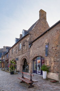 Dol-de-Bretagne, Fransa - 13 Ekim 2021: The Maison des Petits Palets, ayrıca Maison des ekose olarak da bilinir, Grande des Stuart 'ta 12. yüzyıldan kalma ve 17. yüzyılda yeniden biçimlendirilmiş bir evdir..