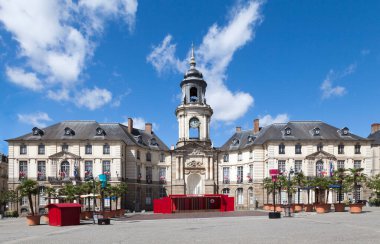 Rennes, Fransa - 30 Temmuz 2017: Rennes Belediye Binası (Fransızca: Hotel de ville de Rennes) 1734-1743 yılları arasında Jacques V Gabriel tarafından inşa edilmiştir..