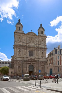 Rennes, Fransa - 30 Temmuz 2017 Toussaint Kilisesi (Fransızca: Eglise Toussaints), Vilaine 'in güneyinde, Capitaine-Alfred-Dreyfus sokağının güneyinde yer alan dini bir ibadethane..