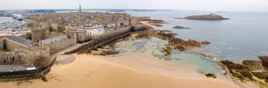 Saint-Malo, Fransa - Haziran 03: 2020: Düşes Anne 'in Kalesi, Quic-en-Groigne Kulesi ve katedrali ile çevrili eski Saint-Malo kasabasının havadan görünüşü.