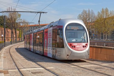 Florence, İtalya - 01 Nisan 2019: T1 hattı şehir merkezinden geçiyor.
