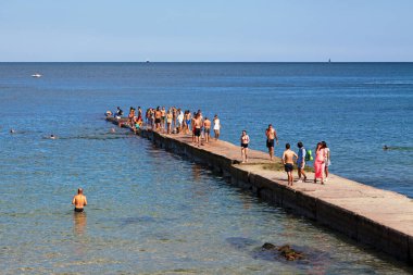 Odessa, Ukrayna - 01 Temmuz 2018: Rıhtımda güneşlenen insanlar.