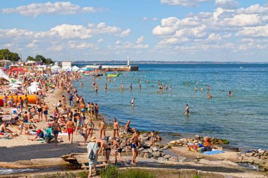 Odessa, Ukrayna - 01 Temmuz 2018: Lanzheron plajında güneşin tadını çıkaran insanlar.
