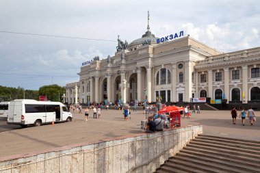 Odessa, Ukrayna - 01 Temmuz 2018: Odesa Holovna Ukrayna 'nın en büyük demiryolu terminallerinden biridir. Her gün çok sayıda ulusal ve uluslararası varış noktalarına tren kalkıyor..