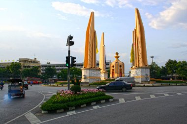 Bangkok, Tayland - 08 Temmuz 2006: Bangkok 'taki Demokrasi Anıtı' nda çeşitli araçlar dolaşıyor.