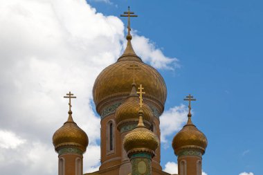 St. Nicholas Rus Kilisesi Romanya 'nın orta kesiminde, Üniversite Meydanı' nın hemen dışında yer alıyor..