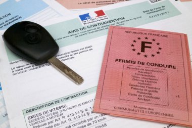 Fransız ehliyeti ve Fransız hız cezasının üstünde bir araba anahtarı. İhlal ve tarihin detaylarıyla birlikte. Tüm kimlikler temizlendi..