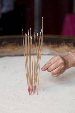 Kadın, Singapur 'daki Diş Kalıntısı Pagoda' sına bir sopa ekliyor..