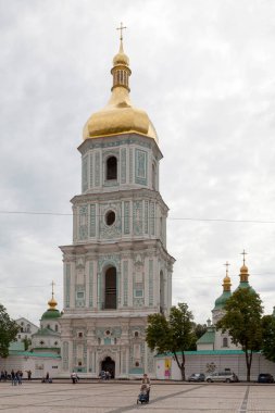 Kiev, Ukrayna - 3 Temmuz 2018: Aziz Sophia Katedrali Kievan Ruslarının seçkin bir mimari anıtıdır. Katedral, şehrin en bilinen simgelerinden biri ve Ukrayna 'nın Dünya Mirasları Listesi' ne yazılan ilk miras yeri..