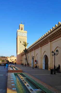 Marakeş, Fas - 17 Ocak 2019: Kasbah Camii (ayrıca: Mansouria Camii veya Moulay el-Yazid Camii), 1185-1190 yılları arasında Almohad halifesi Yaqub el-Mansour tarafından inşa edilen Cuma Camii..