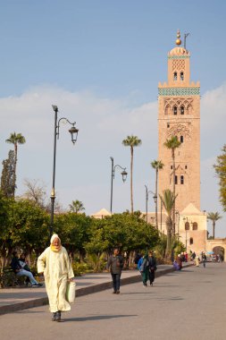 Marakeş, Fas - 16 Ocak 2018: Koutoubia Camisi veya Kutubiyya Camii Fas 'ın başkentindeki en büyük camidir.. 