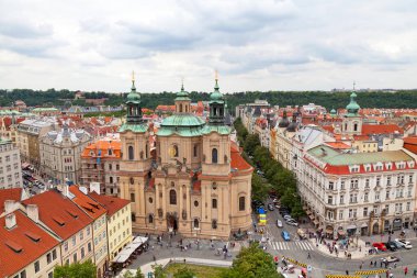 Prag, Çek Cumhuriyeti - 14 Haziran 2018: Saint Nicholas Kilisesi, Prag 'ın küçük bir kasabasındaki Barok kilisesidir..