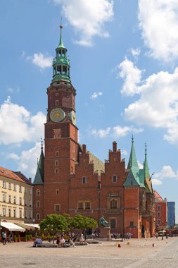 Wroclaw, Polonya - Haziran 05 2019: Eski Belediye Binası şehir Pazar Meydanı 'nın (rynek) merkezinde yer alıyor. 13. yüzyıldan beri inşa edilen Gotik belediye binası şehrin ana simgelerinden biridir..