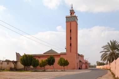 Al Manara Camii, Manara Bahçesi 'nin dışında bir camidir..