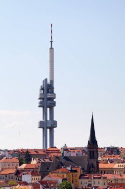 Zizkov Televizyon Kulesi 'nin ve Prag' daki St. Prokopa Kilisesi 'nin hava görüntüsü.