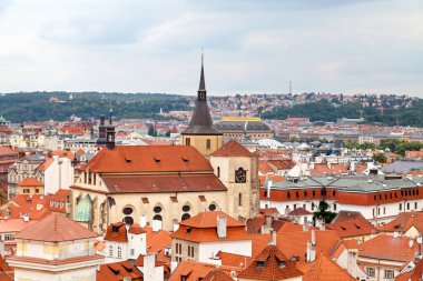 Çek Cumhuriyeti Prag 'da Ulusal Tiyatro ile St. Giles Kilisesi' nin hava manzarası.