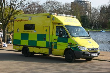 Londra, İngiltere - Nisan 06 2007: Londra ambulansı Hyde Park 'taki Serpentine' in yanına park edildi. Bu faaliyetler sık sık kazalara neden olduğu için, her zaman bir NHS ambu vardır.