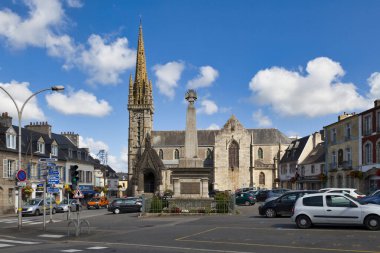 Landivisiau, Fransa - 28 Ağustos 2021: Saint-Thuriau kilisesi önünde savaş anıtı.