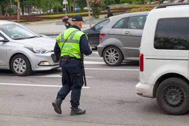 Belgrad, Sırbistan - 24 Mayıs 2019: Sokaktaki Belediye Polis Memuru.