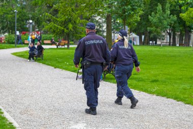 Belgrad, Sırbistan - 25 Mayıs 2019: Şehir merkezindeki bir halk parkında devriye gezen iki polis memuru.