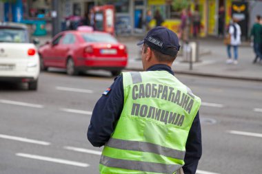 Belgrad, Sırbistan - 24 Mayıs 2019: Sokakta Trafik Polisi Memuru.
