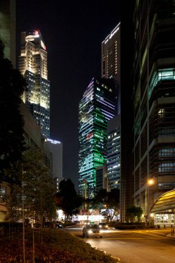 Downtown Core, Singapur - 09 Eylül 2018: Şehir merkezinde geceleri gökdelenler.