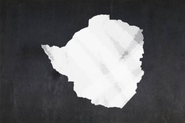Ortada Zimbabwe haritası olan bir karatahta..