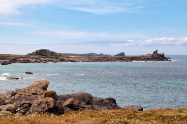 Landunvez 'in kıyı şeridi Beg an Tour noktasının kayalarıyla.