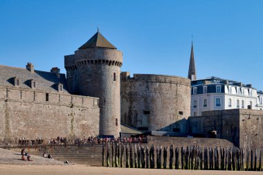 Saint Malo, Fransa - Haziran 09 2020: Saint-Malo surlarının devamlılığında Petit Donjon ve Tour Quic-en-Groigne, Saint-Malo kalesinin iki kulesidir..