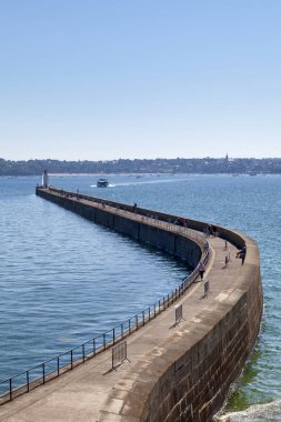Saint-Malo, Fransa - Haziran 02 2020: The Mole des Noires Saint-Malo limanının girişinde bulunan 500 metrelik bir iskelenin adıdır.