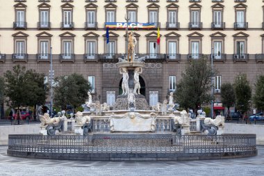 Napoli, İtalya - 19 Mart 2018: Neptün Çeşmesi (İtalyanca: Fontana del Nettuno) Municipio Meydanı 'nda yer alan anıtsal bir çeşmedir..