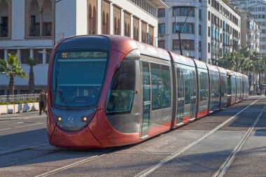 Casablanca, Fas - 17 Ocak 2018: Şehir merkezindeki Casablanca Tramvayı 'nın en alt katındaki tramvay.