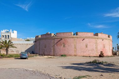 Essaouira, Fas - 29 Ocak 2019: Borj Bab Marakeş kara tarafındaki en önemli savunma binasıdır. 35 metre çapında büyük dairesel bir kule şeklindedir ve yaklaşık 980 metrelik bir alanı kaplar..