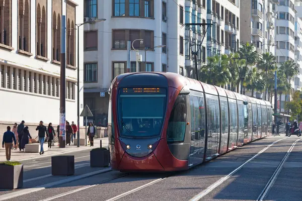Casablanca, Fas - 17 Ocak 2018: Şehir merkezindeki Casablanca Tramvayı 'nın en alt katındaki tramvay.