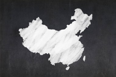 Ortada Çin haritası olan bir karatahta..