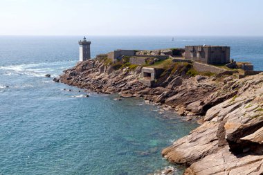 Kermorvan yarımadasının arkasında deniz feneri olan kalesi..