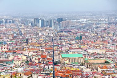 Napoli 'nin havadan görünüşü bazilika dello Spirito Santo' nun yanı sıra Santa Chiara Bazilikası, Santissima Trinit dei Pellegrini, Aziz Nicholas Kilisesi, Santa Maria Donnalbina Kilisesi üzerine kurulmuştur..